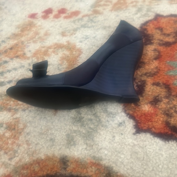 BCBG size 8 high heels, black with a bow, leather and suede! - Picture 4 of 4
